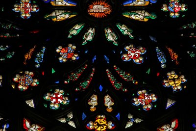 Okno zobrazující detail ze západního rozetového okna; erby zahrnují Montmorency-Laval, Bertrand Duguesclin a Oliver de Clisson od French School