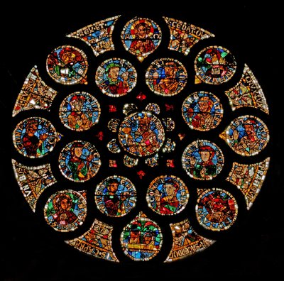Okno w108 zobrazující Novou smlouvu: nahoře je Kristus (Alfa a Omega), pak čtyři symboly evangelistů tvořící čtverec, dvě ctnosti jsou na levém a pravém konci a Ar od French School