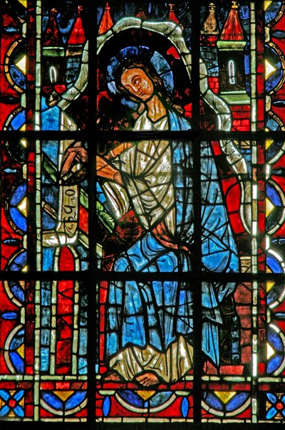 Okno w202 zobrazující svatého Jana píšícího evangelium od French School