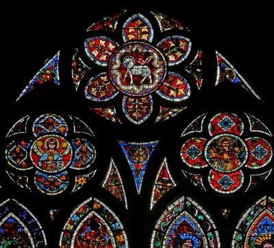 Okno w202 zobrazující kružbová světla se dvěma anděly a Agnus Dei od French School