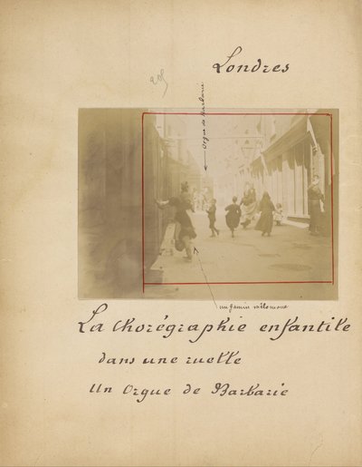 Londýn. Dětský choreograf v uličce Un Oigue Barbarie od French Unknown maker