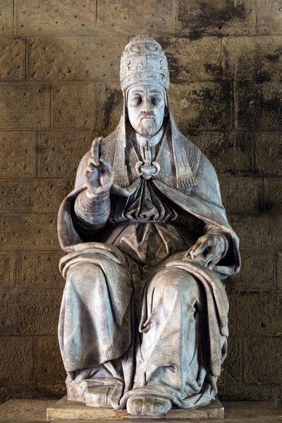Socha papeže Julia III. od sochaře Fulvia Signoriniho v paláci Chigi Saracini, Siena, provincie Siena, Toskánsko, Itálie (foto) od Fulvio Signorini