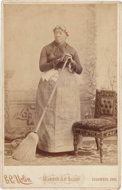 Portrét ženy s koštětem,c. 1885 (foto) od G.C. Urlin