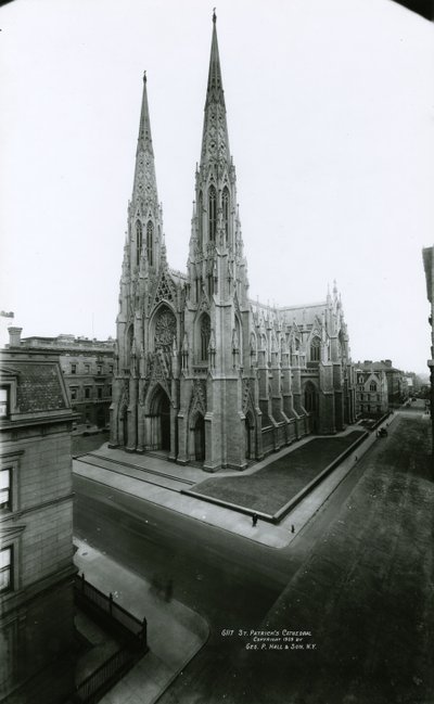 Katedrála svatého Patrika, Fifth Avenue, 1909 (černobílá fotografie) od G.P. Hall und Sohn