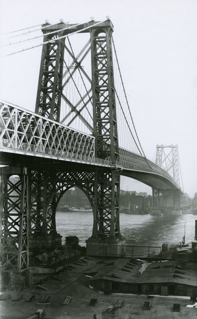 Williamsburg Bridge přes East River během výstavby, 1898 od G.P. Hall und Sohn