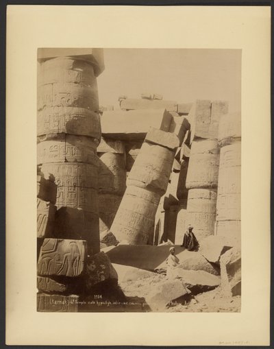 (Karnak) Gd. Chrám, hypostylová hala, interiér, opřený sloup od G. Lekegian