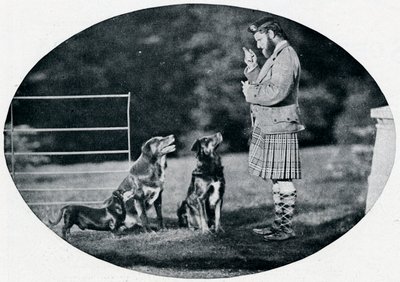 Pan Francis Clark, The Queens Gillie, se třemi jejími oblíbenými psy, c1899, 1901 od G. W. Wilson and Company