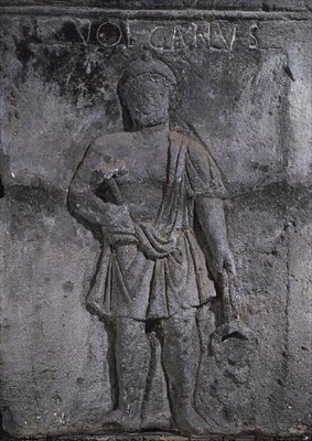 Hlavní město pilíře Nautes zobrazující Vulkána držícího kladivo od Gallo Roman