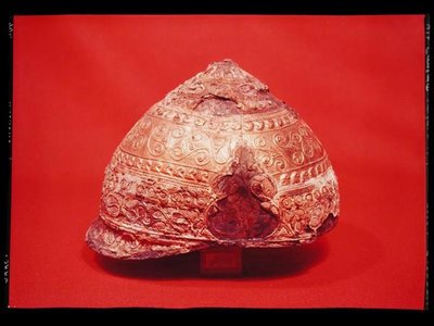 Helma, z Amfreville, Eure, cca 275-225 př.nl (bronz, železo, zlato a smalt) (viz také 128301) od Gaulish