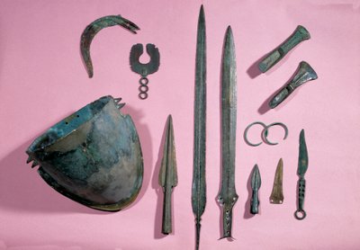Galské umění: bronzová přilba, sekera, srp, ozdoba, epee, náramek, bodec od Theila a Billy sur Loir. 1150 - 950 před naším letopočtem. Saint-Germain-en-Laye, Muzeum starožitností od Gaulish Gaulish