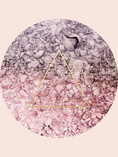 Geometrický kamenný zlatý trojúhelník od Gemma Bardot