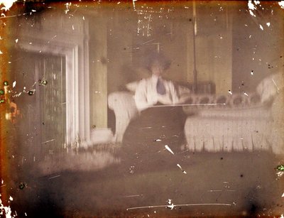 Žena sedící na pohovce, c. 1910 (autochrom) od George Bernard Shaw