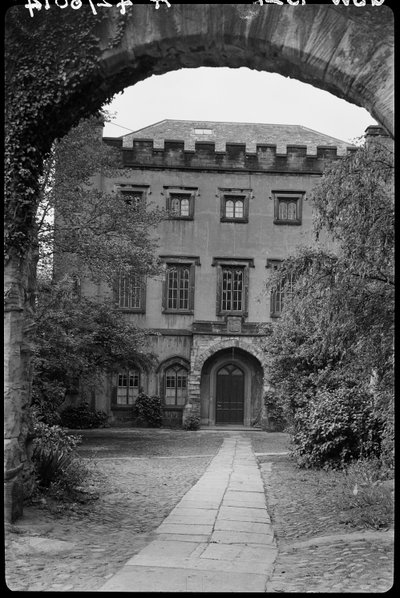 Zeď s obloukem před č. 9, The College, County Durham, 1942. od George Bernard Wood