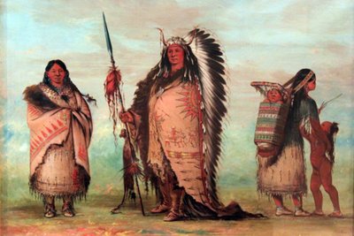 Sioux: Black Rock s rodinou. Náčelník hrdě představuje své čestné znaky, včetně kopí se skalpem. od George Catlin