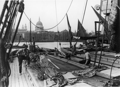 Muži na člunu Temže, South Bank, Lambeth, Londýn, začátek 20. století od George Davison Reid
