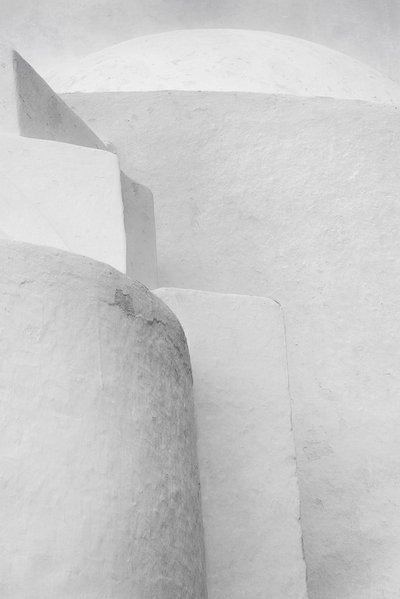 Bílé architektonické křivky od George Digalakis