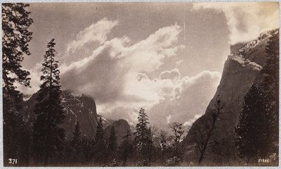 Yosemitské údolí s mraky od George Fiske