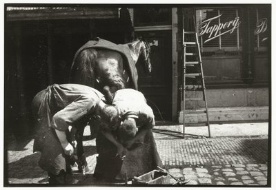 Podkovář při práci s koněm od George Hendrik Breitner