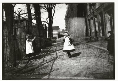 Děti si hrají před vchodem do Breitnerova ateliéru na Prinseneilandu v Amsterdamu od George Hendrik Breitner