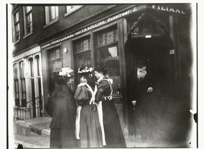Čtyři mladé ženy na ulici před degustační místností Koggink na Runstraat v Amsterdamu od George Hendrik Breitner