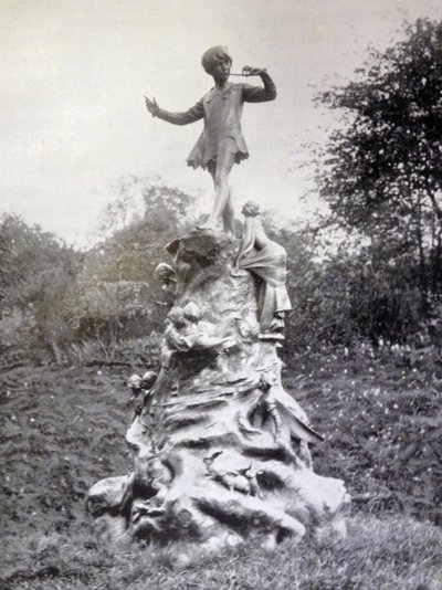 Fotografický tisk sochy Petra Pana v Kensington Gardens od George James Frampton