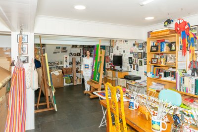 Cristina Rodriguez ve svém studiu, 2022 od Bartolome Esteban and studio Murillo