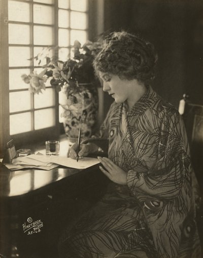 Mary Pickfordová, v kimonu, psací u stolu, cca 1918 (černobílá fotografie) od Bartolome Esteban and studio Murillo