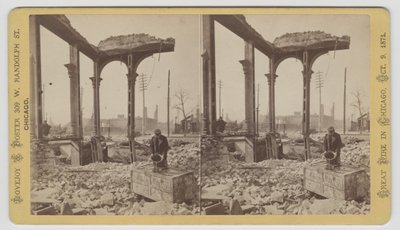 Stereograf muže chladícího trezor mezi ruinami po požáru v Chicagu v roce 1871, 1871 (černobílá fotografie na držáku karty) od George N. Barnard