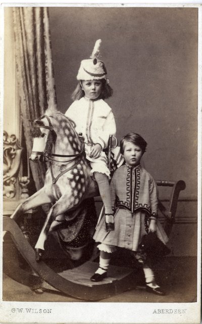 Mladá dívka s kloboukem na houpacím koni s další dívkou stojící vedle, 60. léta 19. století (tisk alba) od George Washington Wilson