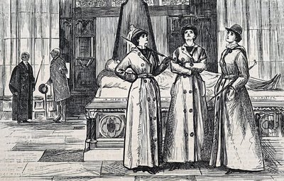 Tři ženy v celotelových kabátech v muzeu od George du Maurier