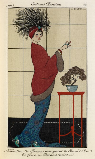 Manteau de Damas rose garni de Renard bleu Coiffure de Paradis noirs. Kostýmy Parisiens č.35. Žena má na sobě damaškový růžový kabát lemovaný kožešinou přes modré vzorované šaty a opeřenou čelenku s modrým kamenem od Georges Barbier