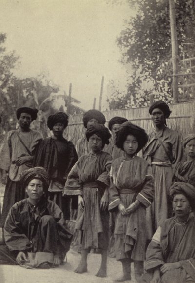 Barma: Skupina Lihsaw mužů a žen (č/b foto) od Georges Bertin Scott