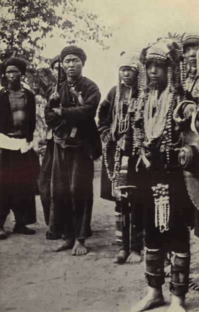 Barma: Muži Akha se ženami ve vší parádě (č/b foto) od Georges Bertin Scott