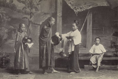 Barma: Pongyi se svou žebráckou mísou (č/b foto) od Georges Bertin Scott