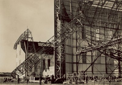 Vzducholoď LZ 130 ve výstavbě (čb fotografie) od German Photographer