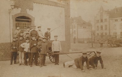 Němečtí vojáci táhnou (dělový) vůz. Pohlednice odeslaná v roce 1913. od German Photographer