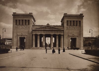 Munchen / Mnichov: Propyläen (čb fotografie) od German Photographer