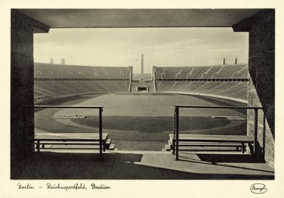 Olympijský stadion, Reichssportfeld, Berlín (čb fotografie) od German Photographer