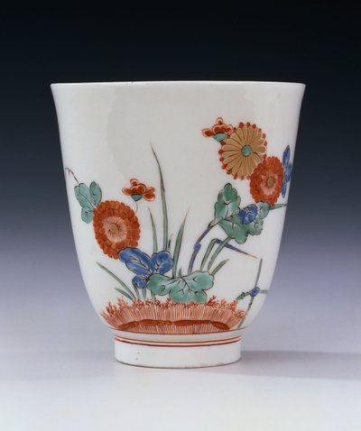 Rozšířená kádinka Bottger Kakiemon malovaná chryzantémou a trávami, kolem roku 1725 od German School