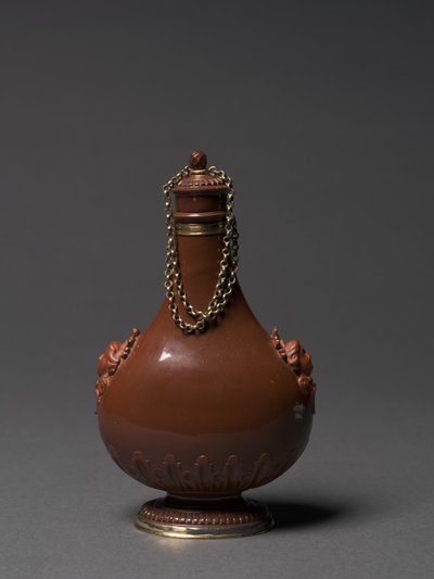 Láhev, výrobce Meissen Porcelain Factory, Německo, kolem 1715 (leštěná červená kamenina, stříbro-zlacené pasparty) od German School