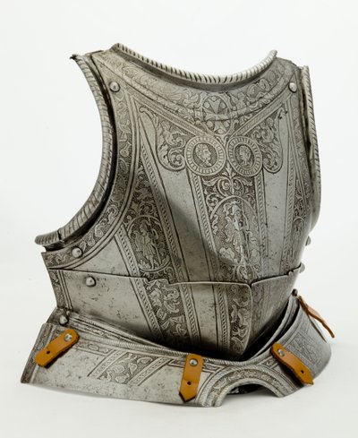 Náprsník s moderním zdobením, cca 1550 (leptaná ocel, stopy zlacení a moderní kůže) od German School