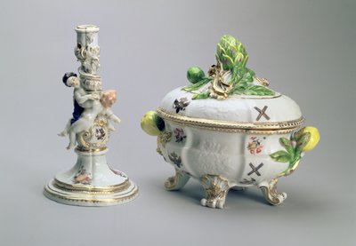 Svícen a přikrytá mísa ze služby St. Andrew Service, Míšeň, 1744-5 (porcelán) od German School