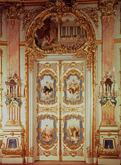 Dveře porcelánového pokoje se čtyřmi panely zobrazujícími klasické výjevy z Míšně a jedním znázorňujícím divadelní inscenaci od German School