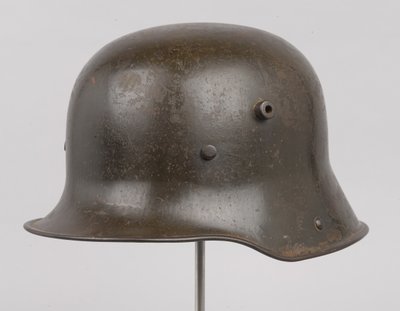 Německá ocelová přilba nebo „Stahlhelm“, kolem roku 1916 (helma) od German School