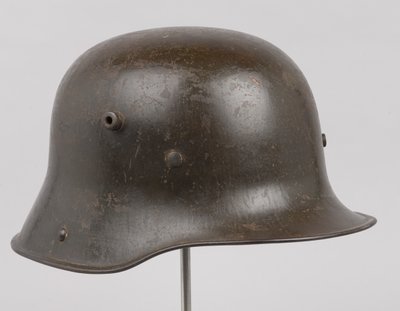 Německá ocelová přilba nebo „Stahlhelm“, kolem roku 1916 (helma) od German School