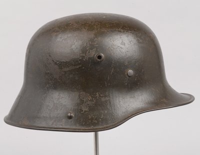 Německá ocelová přilba nebo „Stahlhelm“, kolem roku 1916 (helma) od German School