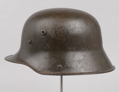 Německá ocelová přilba nebo „Stahlhelm“, kolem roku 1916 (helma) od German School