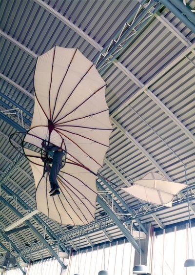 Kluzák vyrobený pro Otto Lilienthala (1848-96) kolem roku 1891 (bavlna a dřevo) (viz také 56774) od German School