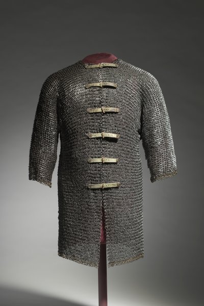 Hauberk, cca 1400-1450 (ocelové a mosazné kroužky, nýtované moderními přezkami a popruhy) od German School