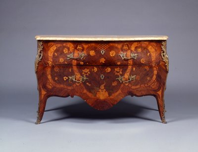 Jedna z páru intarzivních a parketových komod, cca 1765 (lakované mosazné královské dřevo, amarant, tulipány a saténové dřevo) (viz také 463023) od German School